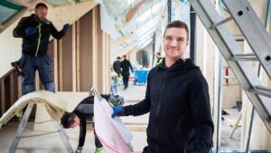 Bilde av elektriker som er på et loft