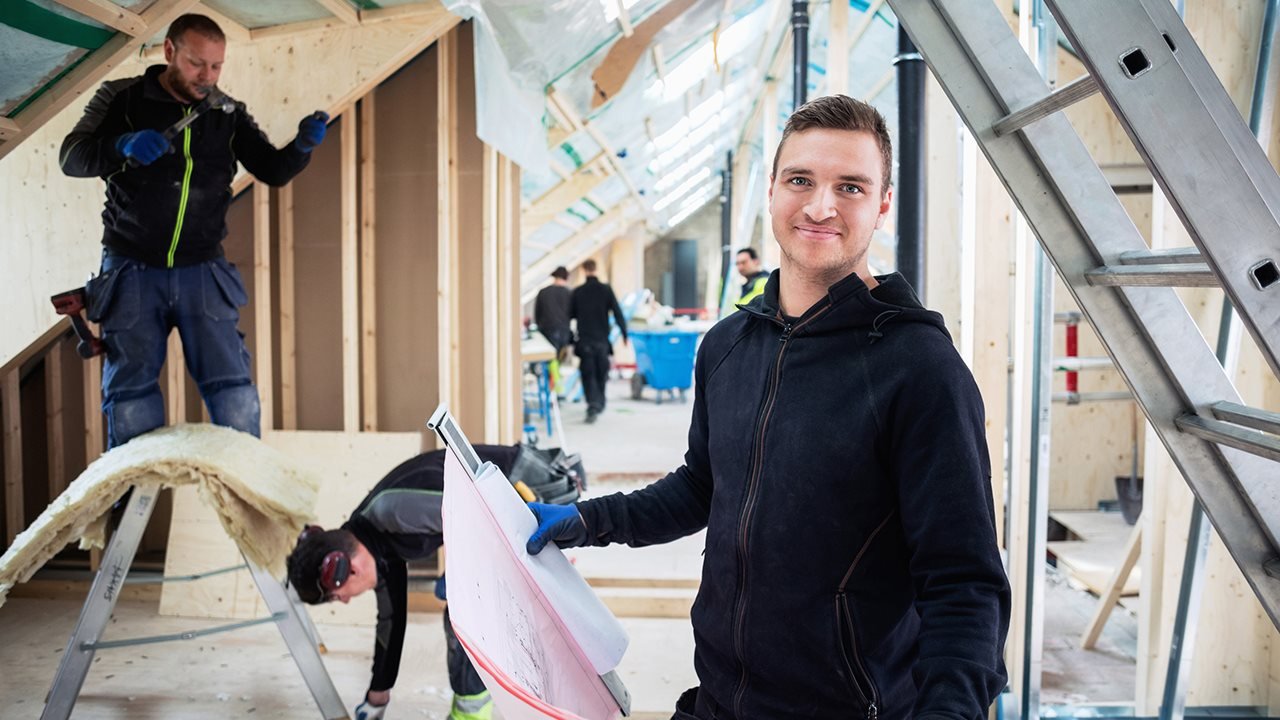 Bilde av elektriker som er på et loft